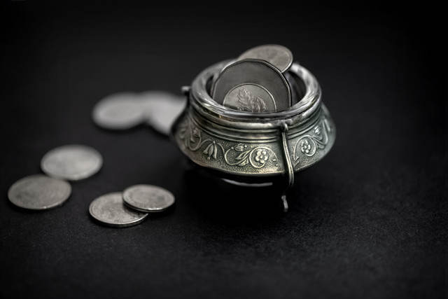 黄金白银投资：宏观经济、地缘政治与技术分析的综合策略